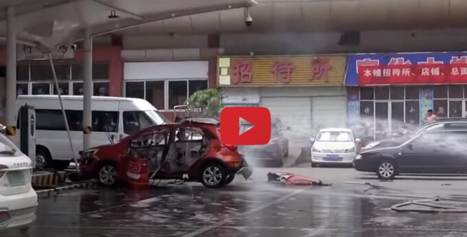 Co za potężny wybuch! Samochód elektryczny eksplodował podczas ładowania na parkingu [WIDEO]