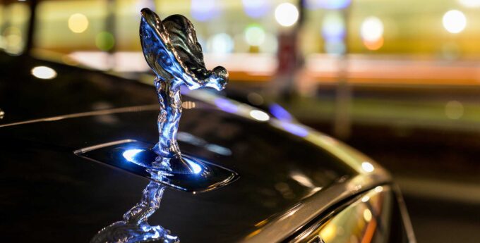 Rolls-Royce: Spirit of Ecstasy z podświetleniem jest nielegalny