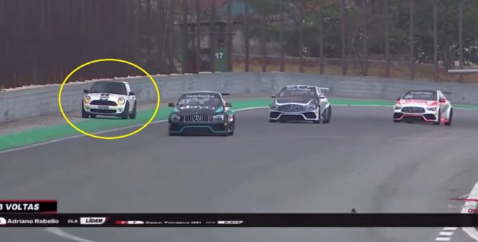 Kuriozalna sytuacja na wyścigu Mercedesów wyjechało Mini!