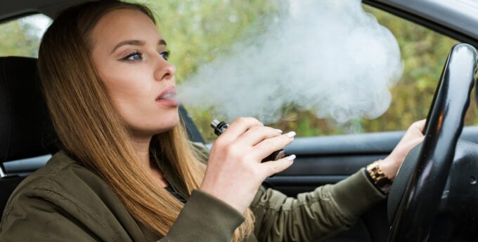 Palenie e-papierosa w samochodzie
