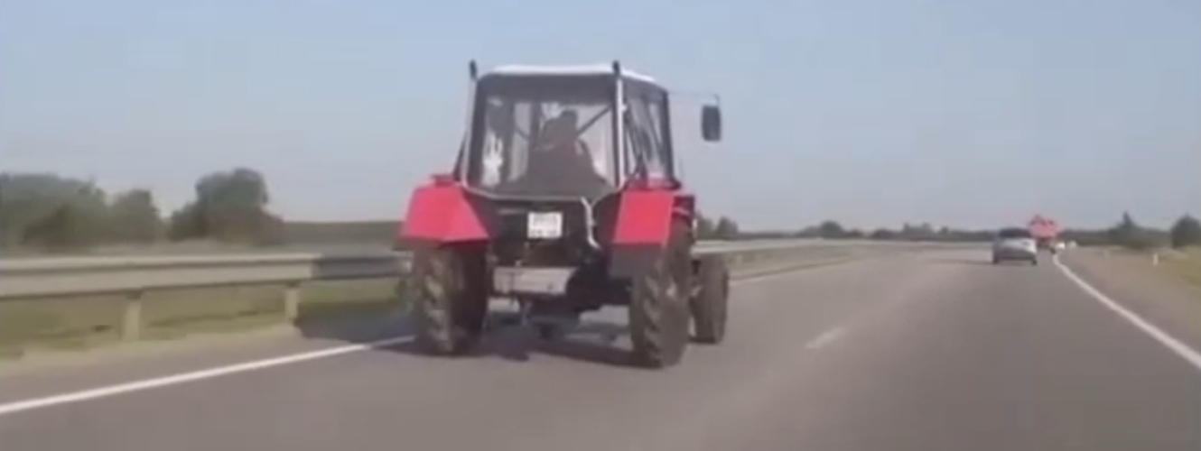 traktor na autostradzie