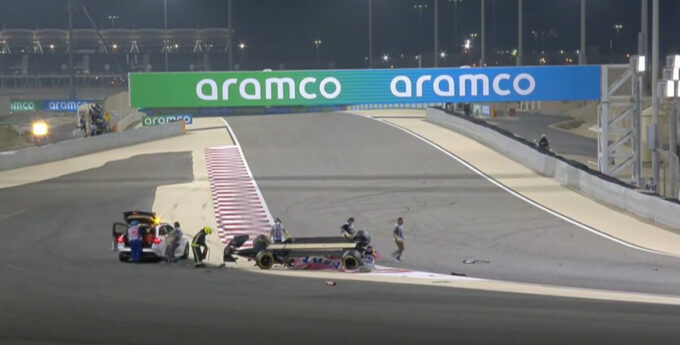 Stroll dachował po restarcie. GP Bahrajnu z serią wypadków [VIDEO]