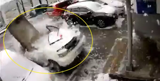 Płyta betonowa zmiażdżyła SUV-a