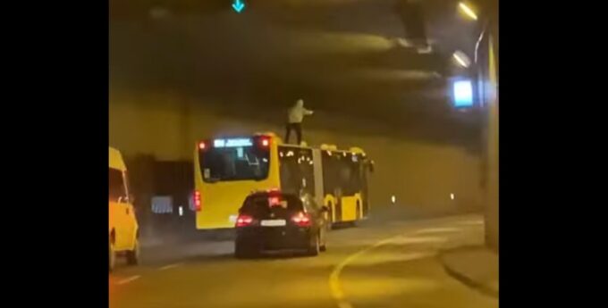 Szaleniec na dachu autobusu