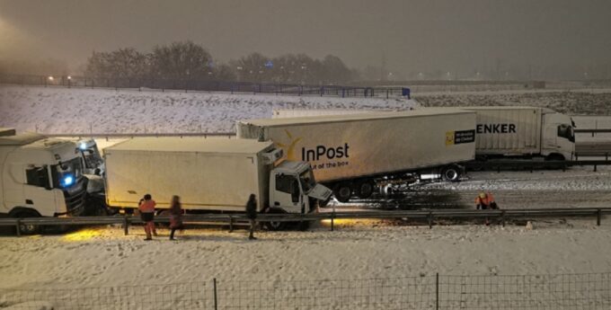 Zima atakuje kierowców na wszystkich trasach. Karambol BMW i ciężarówek był kwestią czasu