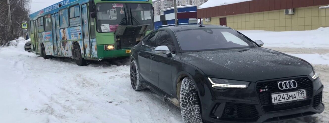 Kierowca Audi RS7 wyciągał autobus ze śniegu