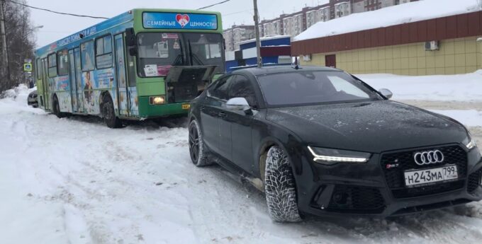 Kierowca Audi RS7 wyciągał autobus ze śniegu