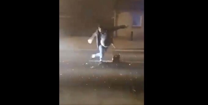 Drastyczny wypadek. Bus wjechał w mężczyznę odpalającego fajerwerki na środku drogi [WIDEO]