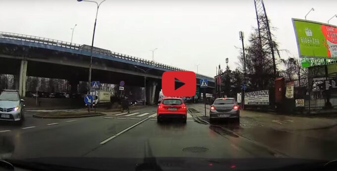Z głową w chmurach… jedno przejście dla pieszych, dwie gwiazdy – wyprzedzanie i hamowanie awaryjne [WIDEO]