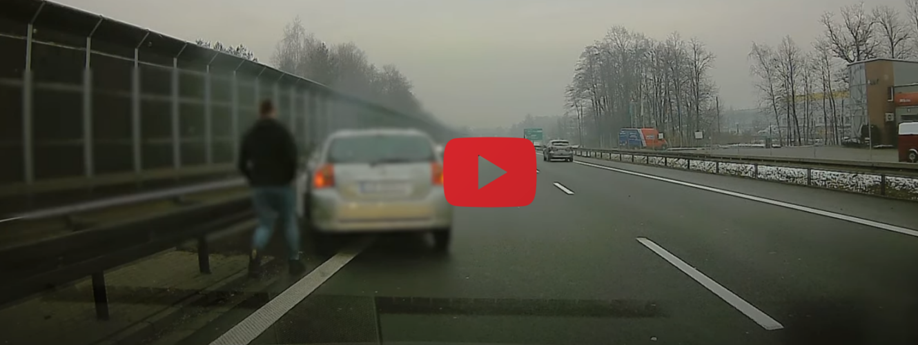 Tak się kończy wyprzedzanie na łysych oponach… Nagrywający ubiegał się o nagrodę Darwina [WIDEO]