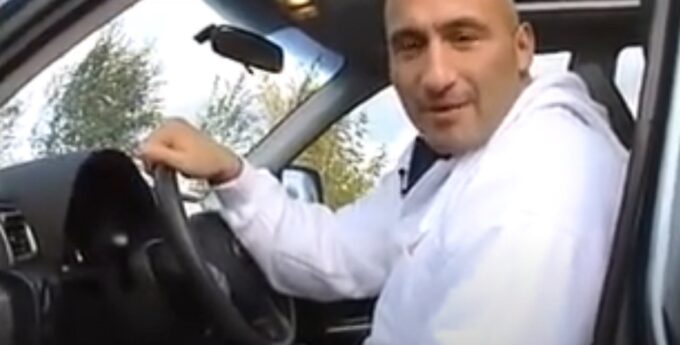 Marcin Najman uczy radzi jak bezpiecznie jeżdzić autem