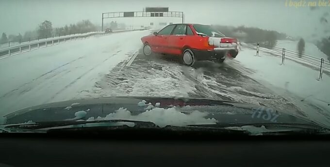Wypadek Audi w śnieżycę 2021