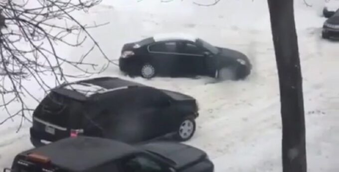 Paciaciaki chciały wygrzebać samochód ze śniegu. Ten trik wygrywa internety