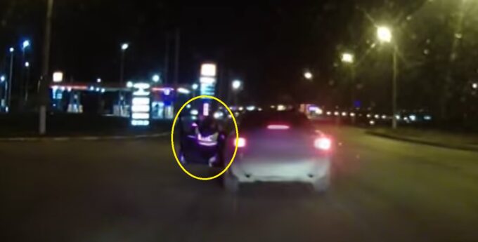 Pijany kierowca Audi A4 uciekał z policjantem w drzwiach