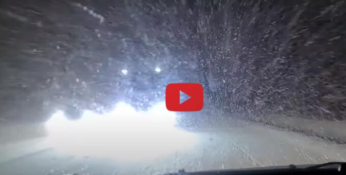 To nic, że śnieżyca i nic nie widać. Kierowca tira uznał, że wyprzedzanie na czołówkę to świetny pomysł [WIDEO]