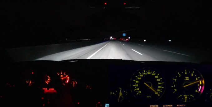 20-letnie BMW M5 i niemiecka autobahna nocą. Niewiarygodne, jak szybko osiągnął 300 km/h. Ależ to idzie! [WIDEO]