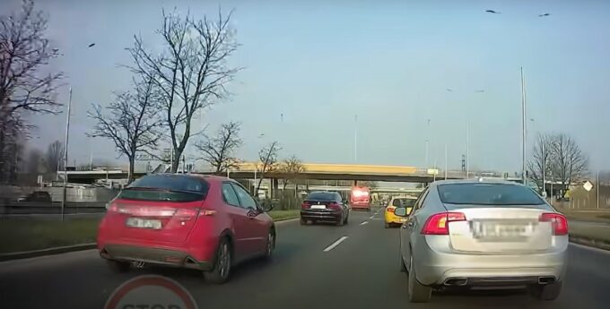Kierowca Volvo wepchnął się przed Hondę