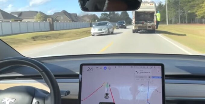 Jak wyprzedza Tesla bez kierowcy? Ten film jest hitem sieci i wcale nas to nie dziwi! [WIDEO]