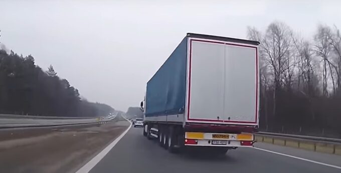 Kierowca tira zrobił niebezpieczne wyprzedzanie