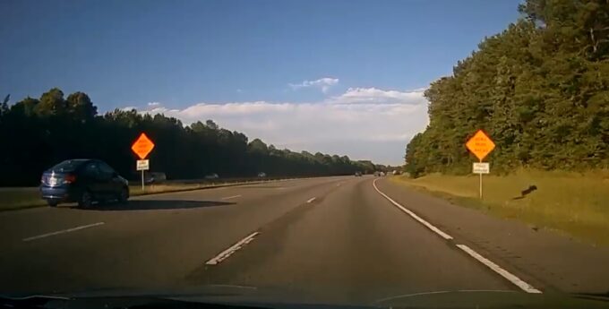 samochód zjechał z autostrady do rowu