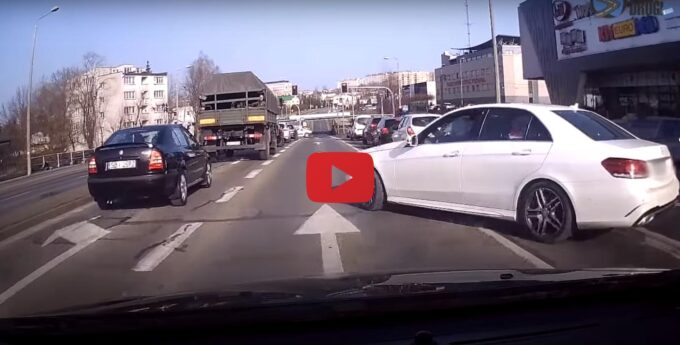 Większego dzbana nigdy nie widzieliście. Kretyńskie wyprzedzanie, urządził sobie własny wyścig [WIDEO]