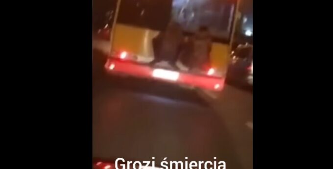Jechali na zderzaku warszawskiego autobusu