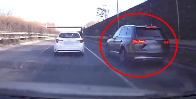 Buc w Audi Q7 jest królem drogi! Najpierw wyprzedzanie poboczem, a potem jeszcze to… Co on sobie myślał? [WIDEO]