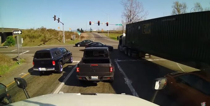 cieżarowy diesel wjechał na skrzyżowanie