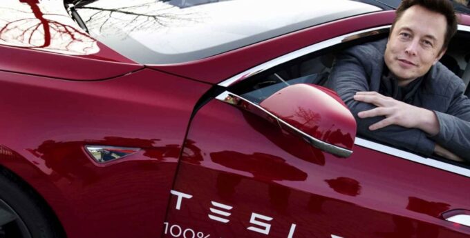 Elon Musk pokazuje swój nowy samochód i nie jest to Tesla. Ta „gablota” jest sześciokołowa!
