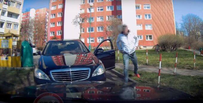 szeryf mercedes agresja