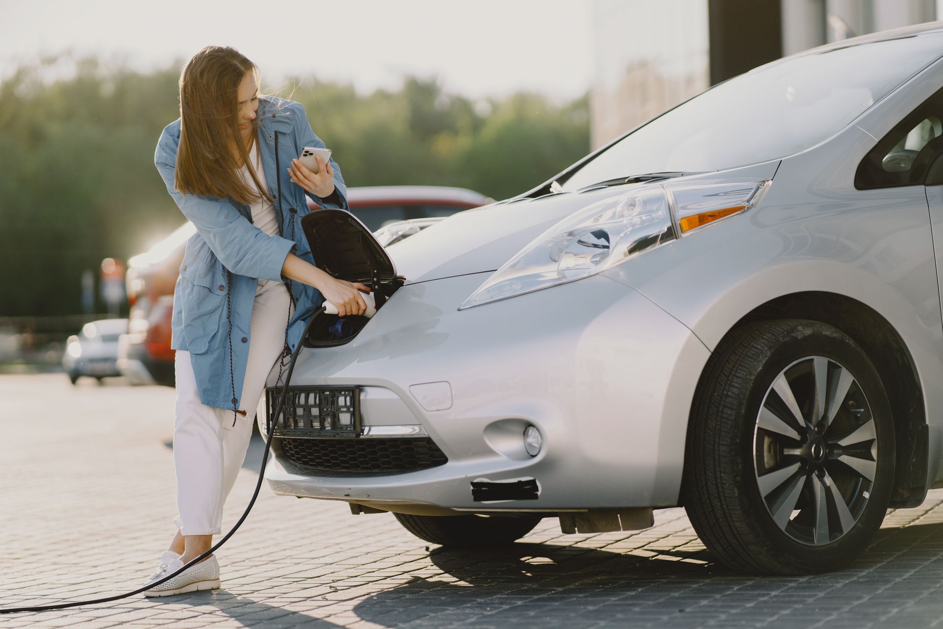 samochód spalinowy elektryczny ładowarka