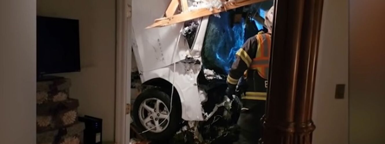 Auto wpadło przez dach do domu