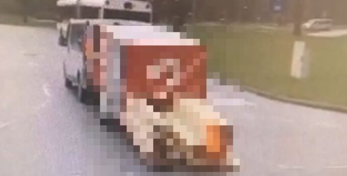 Żeby przewozić cokolwiek w taki sposób, trzeba być nienormalnym. Januszów transportu dalej nie brakuje [WIDEO]