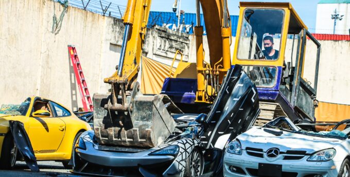 Rząd Filipin nakazał zniszczyć kolejne luksusowe samochody. Boli od samego patrzenia [WIDEO]
