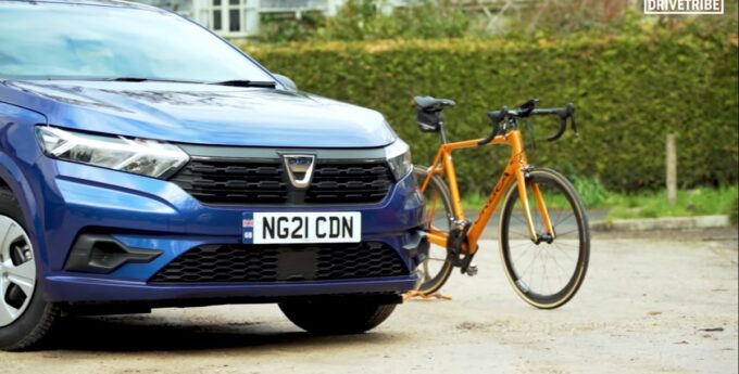 Dacia Sandero czy rower wybiera James May