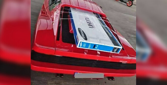 Ferrari Testarossa przewozi telewizor