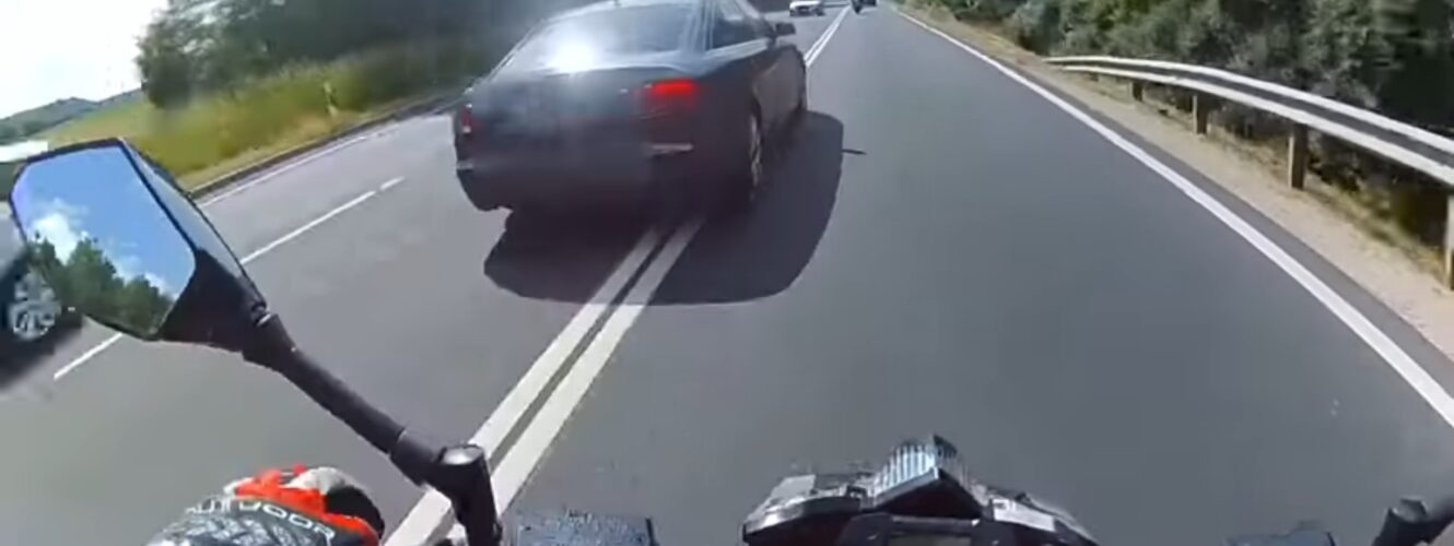 motocyklista wyprzedzanie samochod