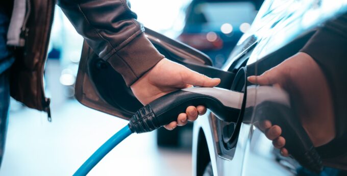 samochód spalinowy elektryczny ładowarka
