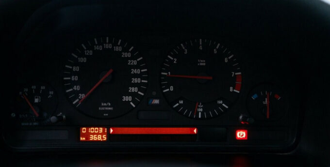 BMW M5 E34 ma 30 lat i tylko 10 000 km przebiegu. Kultowy model wygląda jak nowy i tak go licytują [ZDJĘCIA]