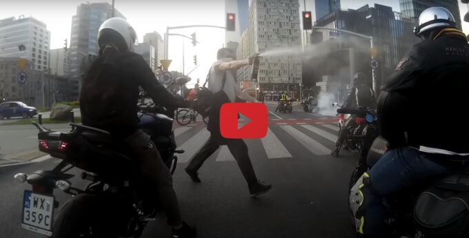 Atak gazem na motocyklistów. Internauci są podzieleni – dla niektórych atakujący to bohater [WIDEO]