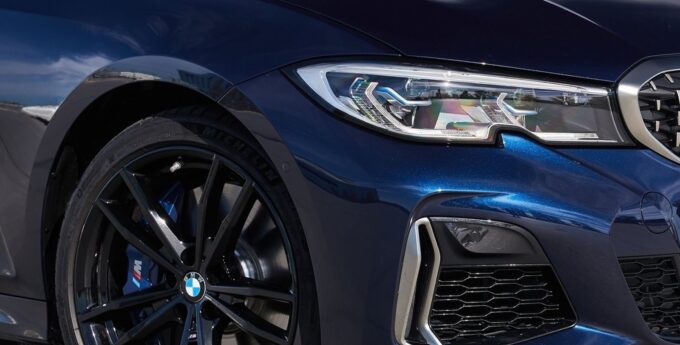 Nowy wygląd BMW Serii 3 został przedwcześnie zaprezentowany. Niemiecki sedan zachowywał jeszcze do niedawna dość konserwatywny wygląd, nawiązując nawet do kultowej generacji E46 z koncepcją reflektorów. Ale to zniknie. Od premiery obecnej generacji BMW Serii 3 po wakacjach miną równo 3 lata. Na oficjalną odsłonę liftingu będziemy jeszcze musieli poczekać, prawdopodobnie do okolic przyszłego roku. Oczywiście bawarski producent pracuje nad samochodem już od dawna i wygląda na to, że już prawie go skończył. Podobnie jak nowe BMW Serii 2, również jego wyglądu nie udało ukryć się przed czujnym obiektywem internautów. Historia lubi się powtarzać, a my możemy przynajmniej częściowo zobaczyć, jak będzie wyglądać nowa Seria 3 po lifcie. Samochód został sfotografowany z przodu i choć nigdzie nie jest napisane, że to zdjęcie tego konkretnego auta, możemy być przekonani o jego autentyczności. Oczywiście, sam zderzak mógł zmienić każdy, ale tutaj mamy też inne lampy, których nie da się tak łatwo zmienić. Ponadto, auto posiada wszystkie elementy typowe dla nowszych modeli BMW. Światła, które były jednym z najciekawszych elementów tego samochodu, są teraz nudne i wyglądają jak z X3. Są bezpośrednio połączone z przednimi nerkami, co widzieliśmy już w poprzedniej generacji. Największe kontrowersje budzi jednak zderzak, który otrzymał charakterystyczny już centralny otwór. Do tego boki zostały obniżone i wyłożone geometryczną mieszanką trójkątów i bumerangów. Panowie z BMW - to nie jest KIA, ani Hyundai. Nie chcemy tutaj takich rzeczy! Niemiecki producent ma jednak na myśli głównie rynek azjatycki, gdzie klienci lubią takie udziwnienia. Nie jest jasne, kiedy BMW oficjalnie pokaże lifting Serii 3. Możemy spodziewać się jednak, że nie nastąpi to wcześniej niż w 2022 roku.