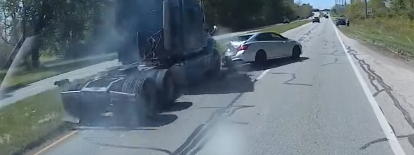 Kierowca ciężarówki staranował hamującą przed nim osobówkę