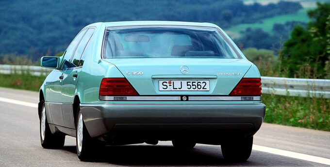 Mercedes Klasy S W140 miał mnóstwo „dziwacznych” rozwiązań. Nie uwierzysz, jak działały czujniki parkowania!