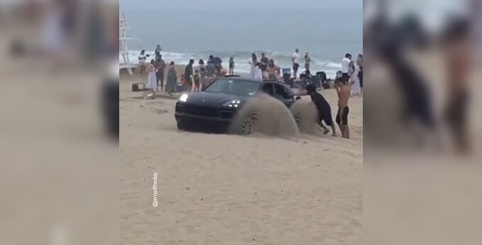 Porsche Cayenne zakopało się w piasku na plaży