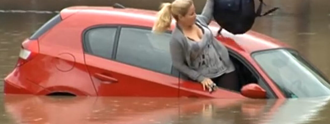 powodz samochod zalany