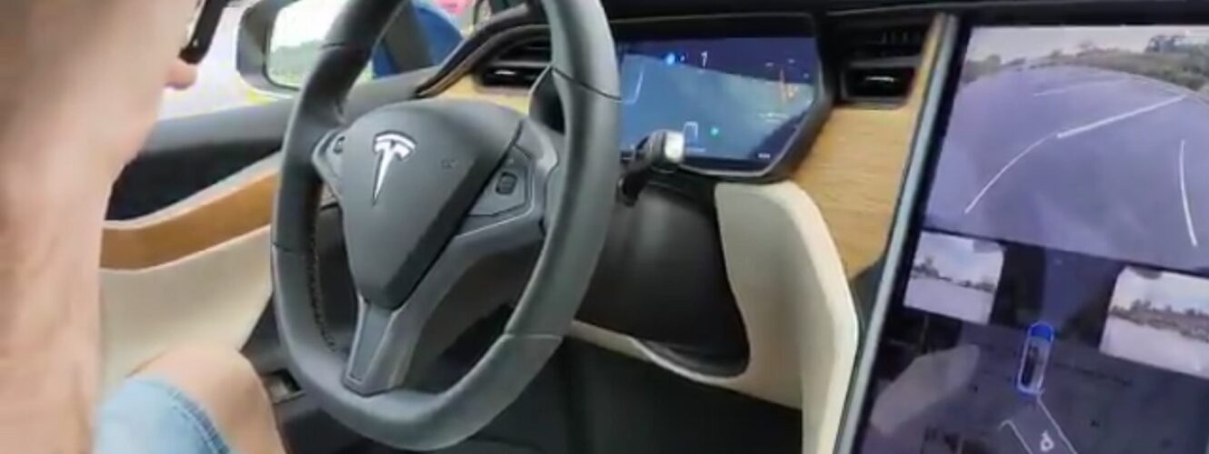 Tesla z nowym autopark