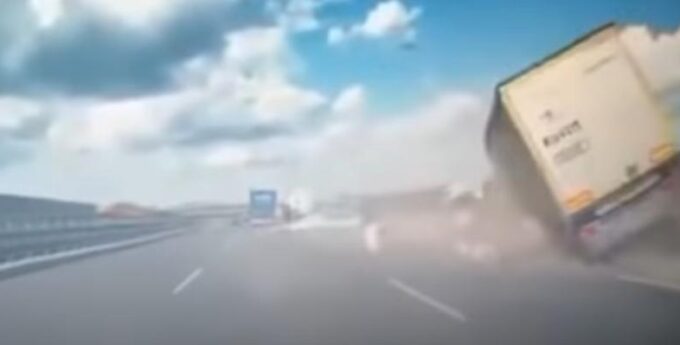 Tragiczny wypadek z udziałem Volvo! Mamy nagranie, na którym widać ostatnie sekundy życia kierowcy! [WIDEO]