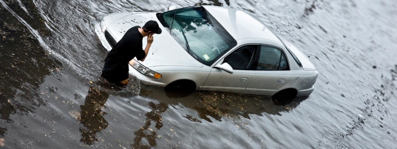 powodz zalany samochod