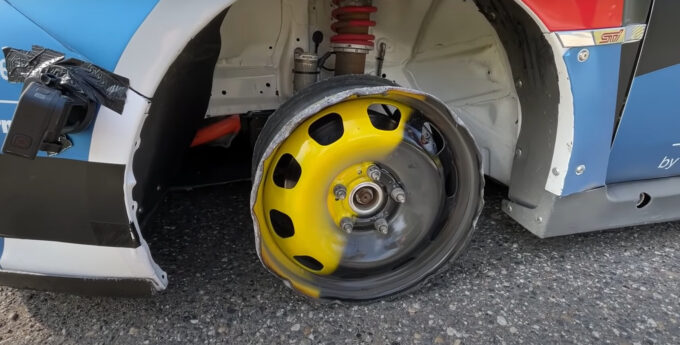 Co się stanie, gdy zostaniesz na czterech felgach? Sprawdzili to na Subaru Imprezie! [WIDEO]