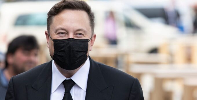 Elon Musk w maseczce